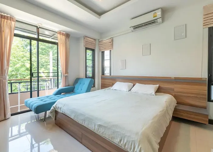 Loft Style Townhouse Near Old City