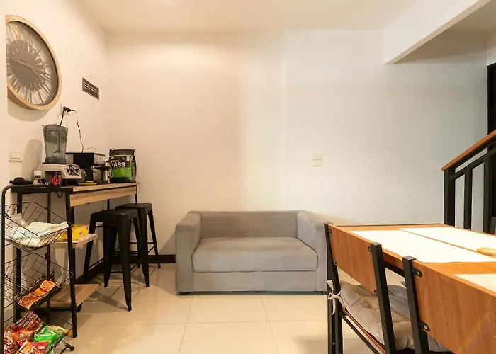 Loft Style Townhouse Near Old City